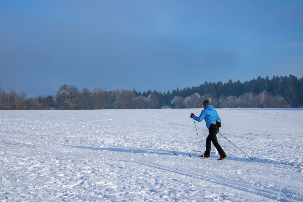 Langlaufer op de besneeuwde langlaufloipe in Winterberg