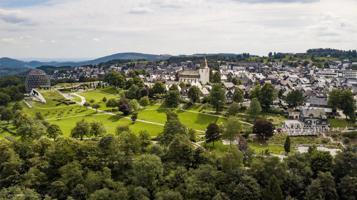 Luchtfoto van Winterberg tussen de groene heuvels