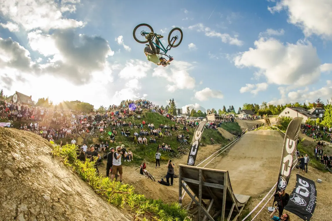 Mountainbiker tijdens een wedstrijd in Winterberg