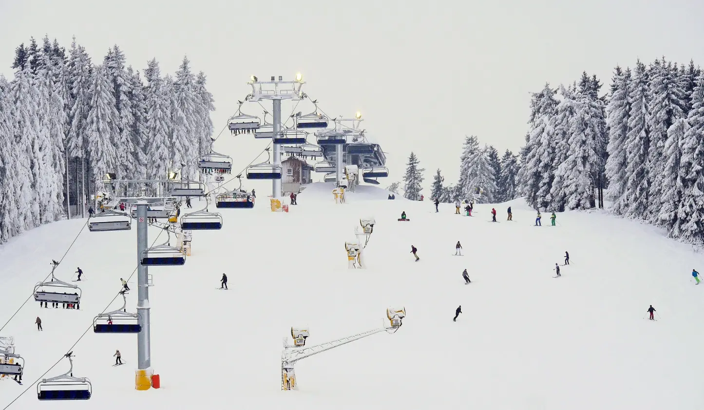 Besneeuwd skigebied met skilift in Winterberg