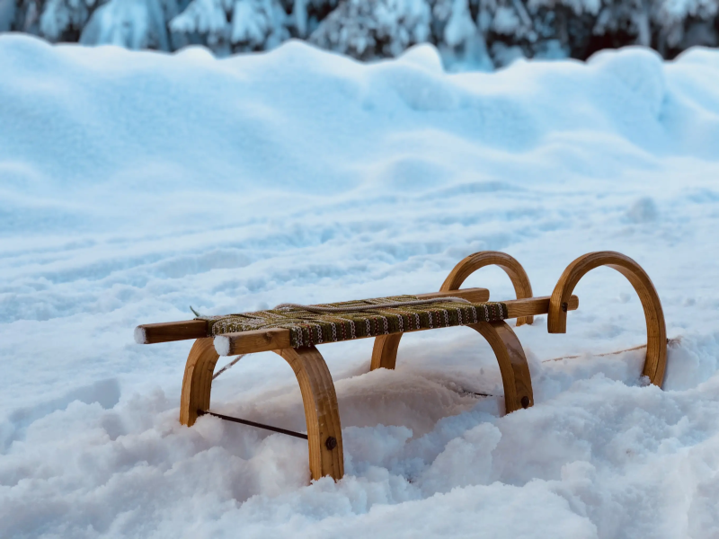 Houten slee klaar voor het avondrodelen in Winterberg