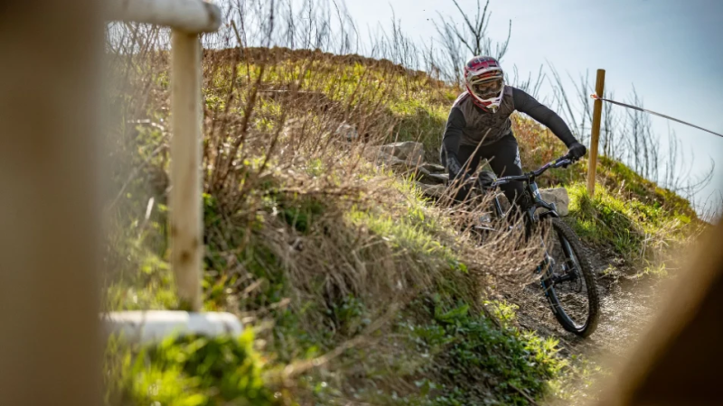 Mountainbiker op een trail in het bikepark van Winterberg