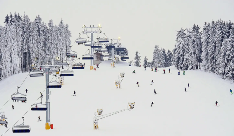 Besneeuwd skigebied met skilift in Winterberg