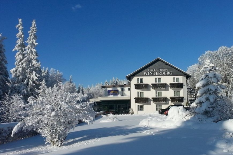 Besneeuwd hotel in Winterberg