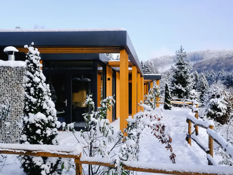 Besneeuwd modern hotel in Winterberg