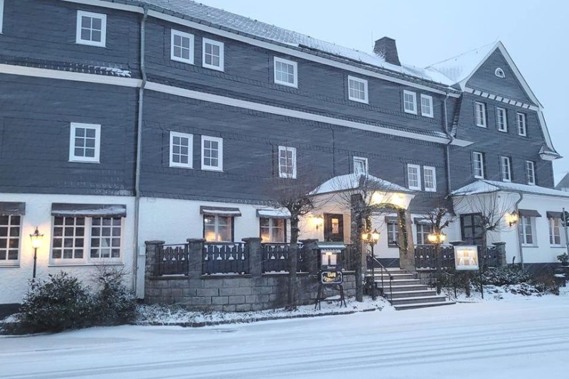 Verlicht vakwerkhuis in de avond in Winterberg