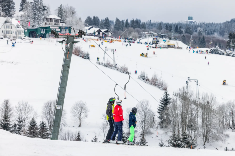 Wintersporters op de piste in het skigebied Winterberg