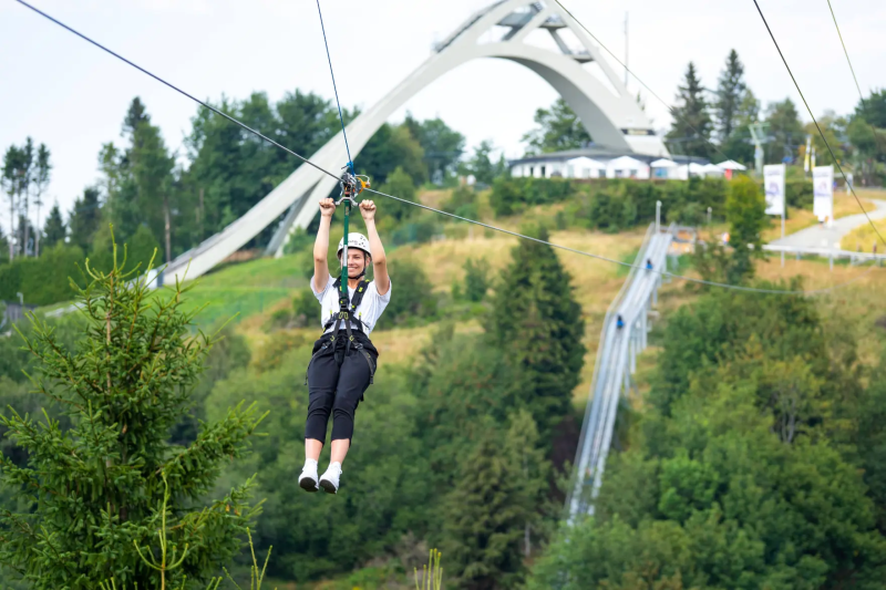 Persoon aan de zipline bij de skischans in Winterberg