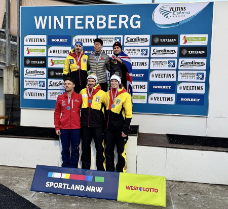 Podium met skeletonrijders tijdens de IBSF Europacup Skeleton in Winterberg