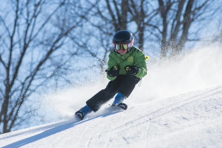 Kind leert skiën in Winterberg