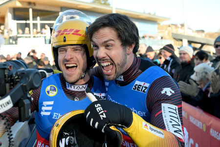 Rodelaars vieren feest tijdens de wereldbeker rodelen in Winterberg