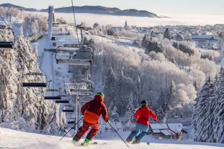 Skiër onder de skilift op de piste in Winterberg