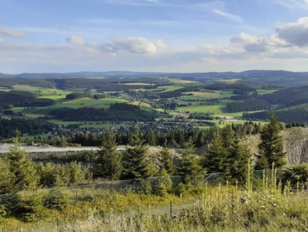 Uitzicht over beboste heuvels met weiden in het dal – Neuer Hagen, Hoppecketal en Langenberg, Winterberg