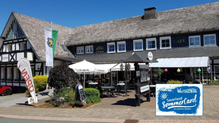 Vakwerkhotel met terras in de zomer in Winterberg